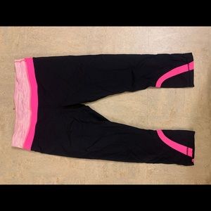 Lululemon size 8 cropped 21” leggings. NWOT. Back pocket.